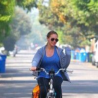 Haylie Duff riding her bike in Toluca Lake | Picture 84037
